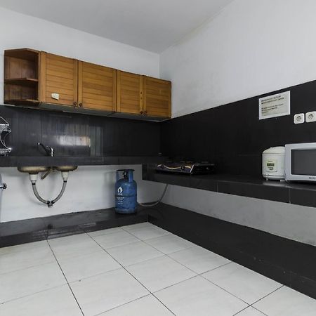 Reddoorz Plus @ Pasar Baru Джакарта Экстерьер фото