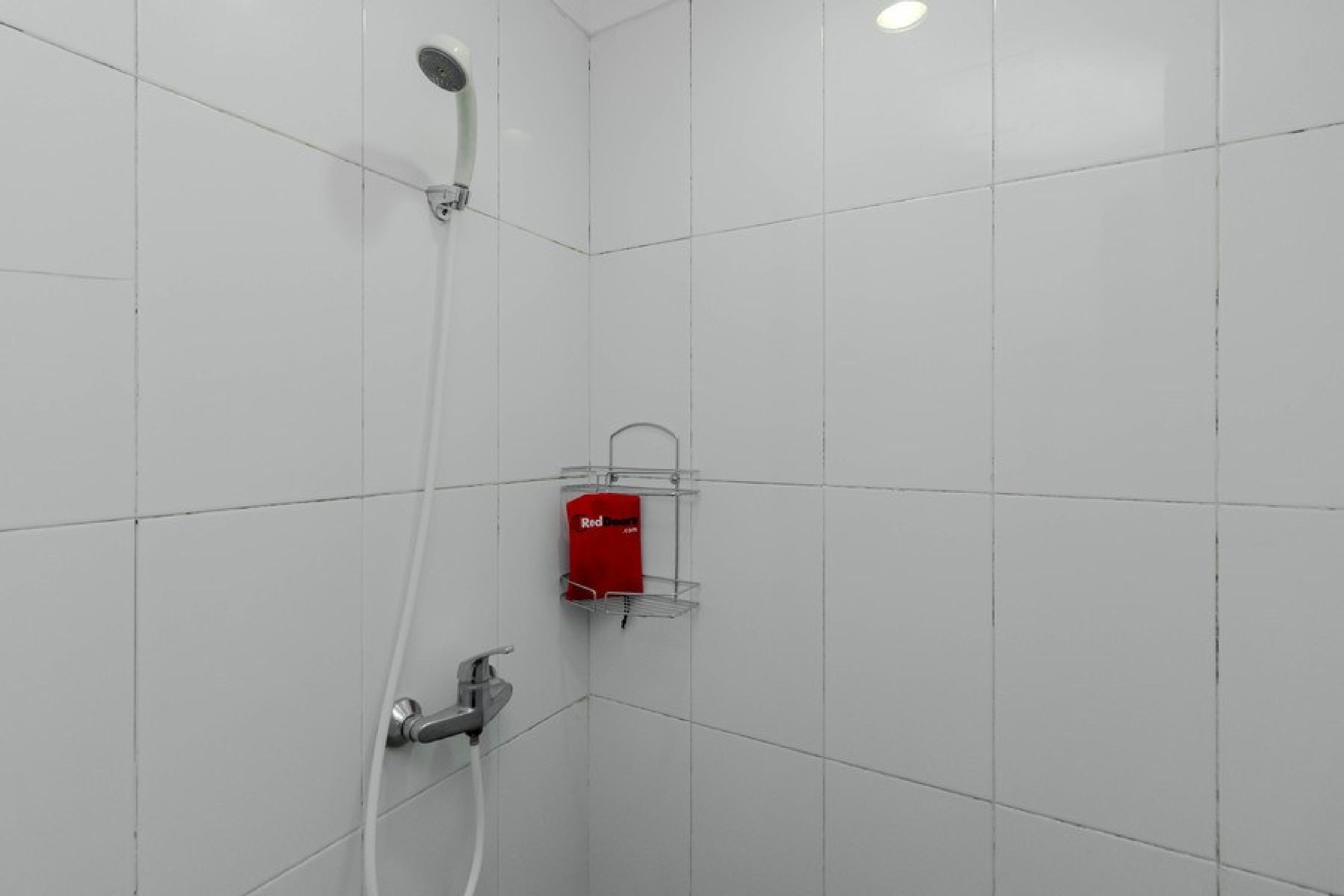 Reddoorz Plus @ Pasar Baru Джакарта Экстерьер фото